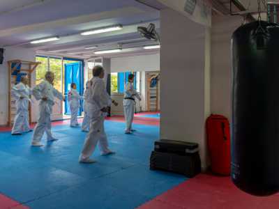 Non ci resta ora che assistere alla lezione. Ed ecco che vediamo sei �nonni�, tre donne e tre uomini, fare irruzione nel dojang (la sala in cui si svolge l�allenamento)...